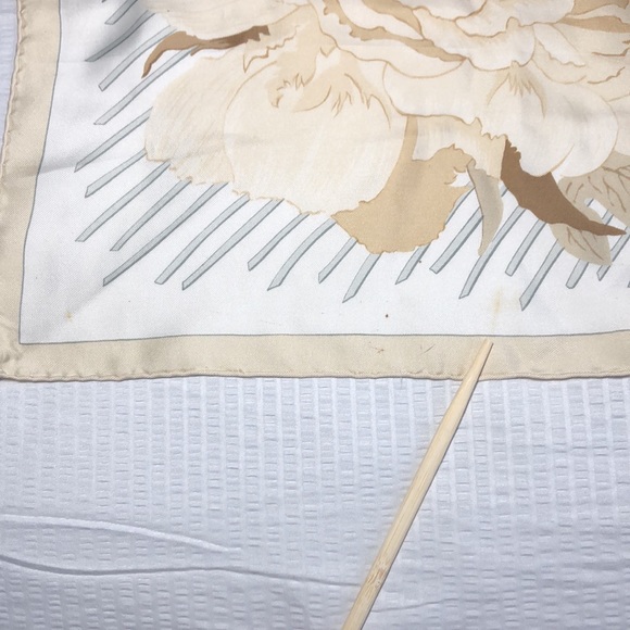 ✨Hermès “Le Piviones” silk scarf✨ - Picture 7 of 16